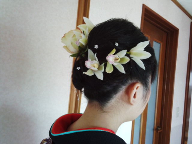 成人式には生花を髪飾りにします。素敵ですよ。