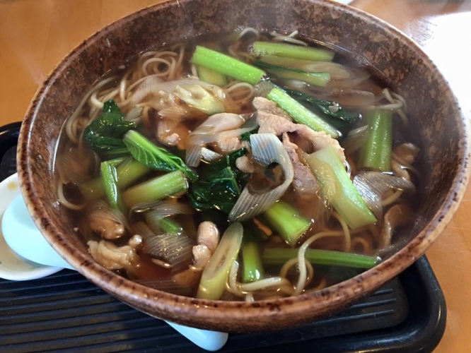 越谷産の小松菜を使ったメニュー【肉なっぱそば・うどん】